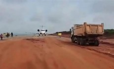 美国籍喷气飞机在泥土道路上起降 被尼日利亚扣押