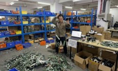 这画面绝望！黄牛高价囤了一屋子内存条：直呼“完蛋了 砸手里了”