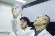 我国玻璃硬盘实现量产！一片能装2.5万部高清电影：数据保存10万年