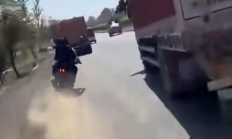 印度3兄弟骑摩托狂飙炫耀 下一秒撞卡车全部身亡