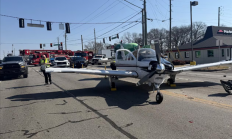 美国一小型飞机公路迫降：连撞数辆汽车