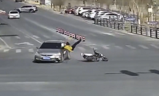 男子骑电动车闯红灯当场被撞飞：受伤还需负全责