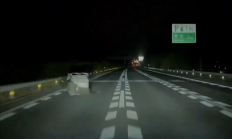 夜间高速上突现异形障碍物 华为乾崑智驾时速115km丝滑避让