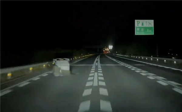 夜间高速上突现异形障碍物 华为乾崑智驾时速115km丝滑避让 华为乾崑智驾 第1张