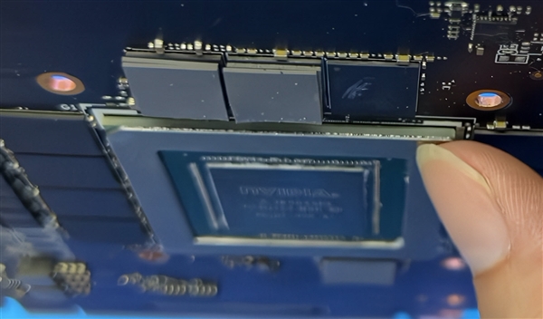 1500块买张RTX 4090：拆开一看GPU核心都是塑料造！ RTX 4090 GPU核心 第3张
