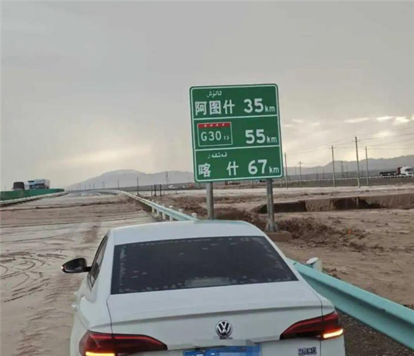 塔克拉玛干沙漠边缘地带现洪水 致多段高速公路中断 第1张