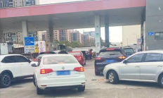 明日国内油价迎开年最大涨幅！网友实拍多地加油站排长队