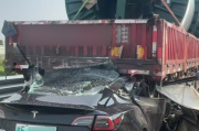 一特斯拉Model 3高速追尾半挂车 另一台特斯拉现场目睹