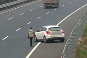 小车错过高速路口 俩男子上演神操作：一个敢倒 一个敢指挥