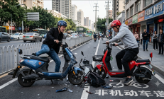 男子骑车逆行撞人 求助AI被误导执意拒赔：法院判了
