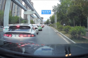 腾势Z9GT一个摆尾神级让路 后车司机看懵了