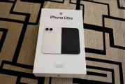 iPhone Ultra包装盒引发热议 网友怀疑是AI生成