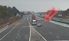 男子开轩逸错过高速出口强行连变3车道被货车制裁：整车报废