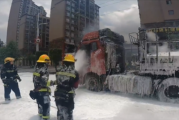 装了18吨电池 货车突然起火！灭火泡沫如同下了场大雪