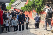 登山战神！游客花80元体验3小时租腿登泰山