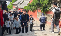 登山战神！游客花80元体验3小时租腿登泰山