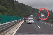 高速上小轿车被卡车撞至半空后坠桥 官方通报：系五车追尾事故 致1死1伤