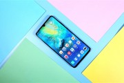 华为5G手机海外回归：有国外花粉发布会现场展示自己十年藏品 激动到不行