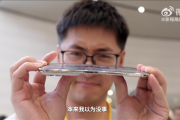 iPhone Duo可靠性翻车：影视飓风Tim在苹果总部掰一下就闪屏了