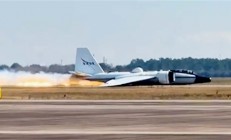 NASA一科研飞机故障 未放起落架机腹着陆！现场视频公布