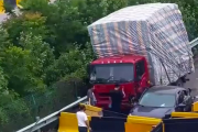 轿车高速上演“刀片超车”连累一旁货车：两车碰撞瞬间报废
