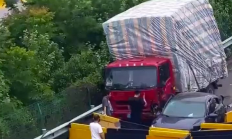 轿车高速上演“刀片超车”连累一旁货车：两车碰撞瞬间报废