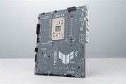华硕第一次把背插主板给了AMD！自带600W显卡供电插槽