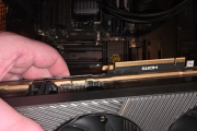 离谱！RTX 5090玩游戏五分钟后炸冒烟了