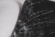 苹果iPhone 17 Pro和iPhone Air不抗摔：跌落仍易碎屏
