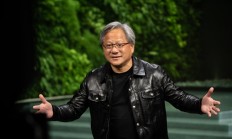 没穿皮衣改穿西装！黄仁勋紧急来华谈什么：承认美国芯片管制对英伟达伤害大