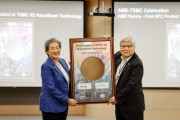 第一个台积电2nm！AMD苏姿丰全球首秀Zen6霄龙CPU：遥遥领先Intel