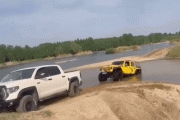 丰田救援JEEP 拖车绳断裂击中后车司机头部！一看就是救援新手！