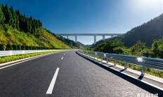 无人机拍下高速路震撼“彩色灯带”：一眼望不到头