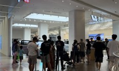 理想i8又要爆的节奏 线下门店看车的人多到要排队