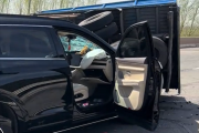 问界M7撞上满载木头货车 车主毫发无伤：淡定与车合影