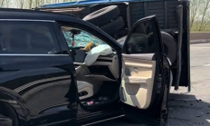 问界M7撞上满载木头货车 车主毫发无伤：淡定与车合影