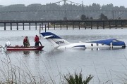 美国飞机又出问题，一小型飞机滑出跑道坠入库斯湾 半截机身被淹入水中
