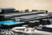 美光演示全球首款512GB DDR5 RDIMM内存模块 单台服务器内存可突破12TB