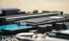美光演示全球首款512GB DDR5 RDIMM内存模块 单台服务器内存可突破12TB