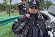 号称最美女骑！机车网红哈雷小姨车祸去世 头盔没戴好撞上隔离带：网友唏嘘