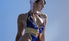 新版《街霸》影片中扮演春丽者苦练大腿