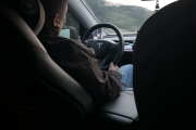 不负责任的顺风车！特斯拉顺风车开了智驾后司机睡觉