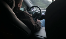 不负责任的顺风车！特斯拉顺风车开了智驾后司机睡觉