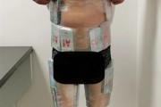 一男子身穿手机“铠甲”入境被查：全身裹满52部旧iPhone