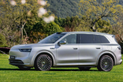 问界M8车型预订订单累计超10万台 余承东：感谢10万个家庭支持