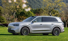 问界M8车型预订订单累计超10万台 余承东：感谢10万个家庭支持