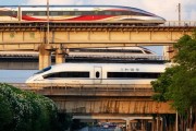 男子在上海拍到动漫里的场景：小米SU7与高铁、飞机同框