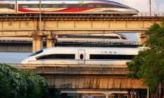 男子在上海拍到动漫里的场景：小米SU7与高铁、飞机同框