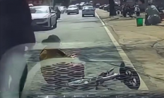又想复制无接触事故！女子骑车摔倒反诬赖司机摁喇叭被吓到 记录仪显示路面颠簸所致