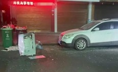 触目惊心：男子吵架4楼扔下洗衣机 砸中汽车严重变形